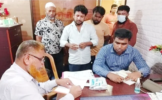 মতলব দক্ষিণ ডায়াগনস্টিকে মেয়াদ উত্তীর্ণ রিজেন্ট পাওয়ায় দুই প্রতিষ্ঠানকে জরিমানা