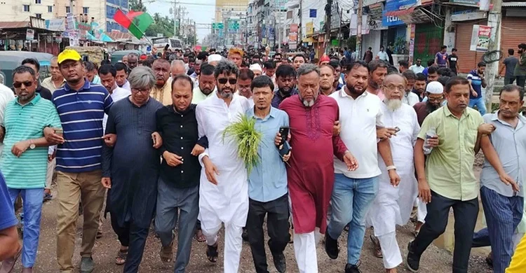 হাজীগঞ্জে ইঞ্জি. মমিনুল হকের পক্ষে ধানের শীষের সমর্থনে মিছিল