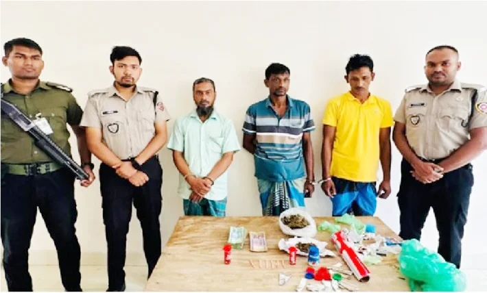 মতলব দক্ষিণে মাদকসহ আটক ৩ : ২ জনের বিরুদ্ধে মামলা