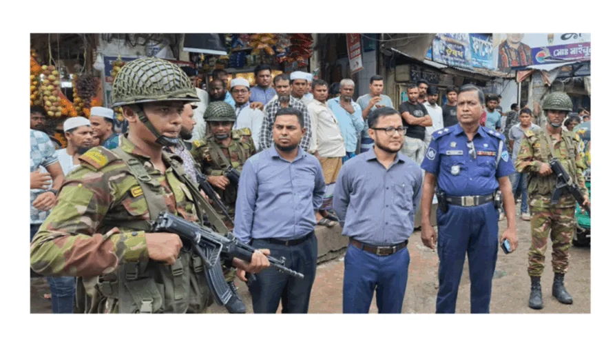 হাজীগঞ্জ বাজারে হকারদের “চোর পুলিশ খেলা”