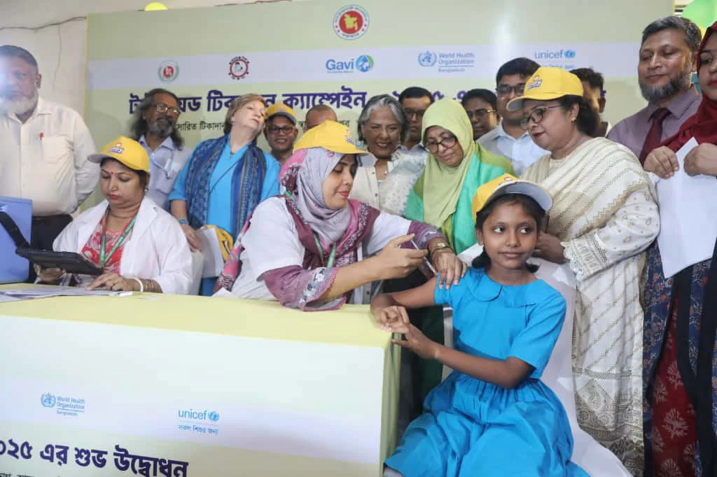 সারা দেশে প্রথমবারের মতো বিনা মূল্যে টাইফয়েডের টিকাদান শুরু