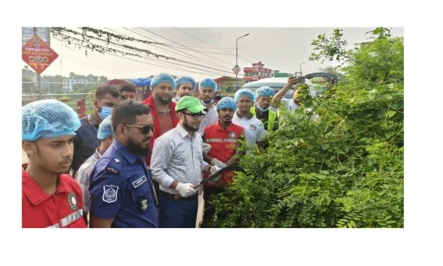 হাজীগঞ্জ-রামগঞ্জ সড়ক দুর্ঘটনা রোধে ঝোপঝাড় পরিষ্কার