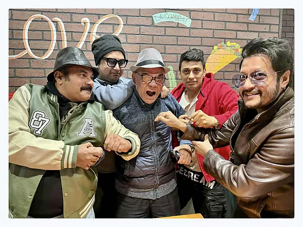 ভিলেনকে জাপটে ধরলেন চার নায়ক! নিউইয়র্কে সিনেমার শেষ দৃশ্য...