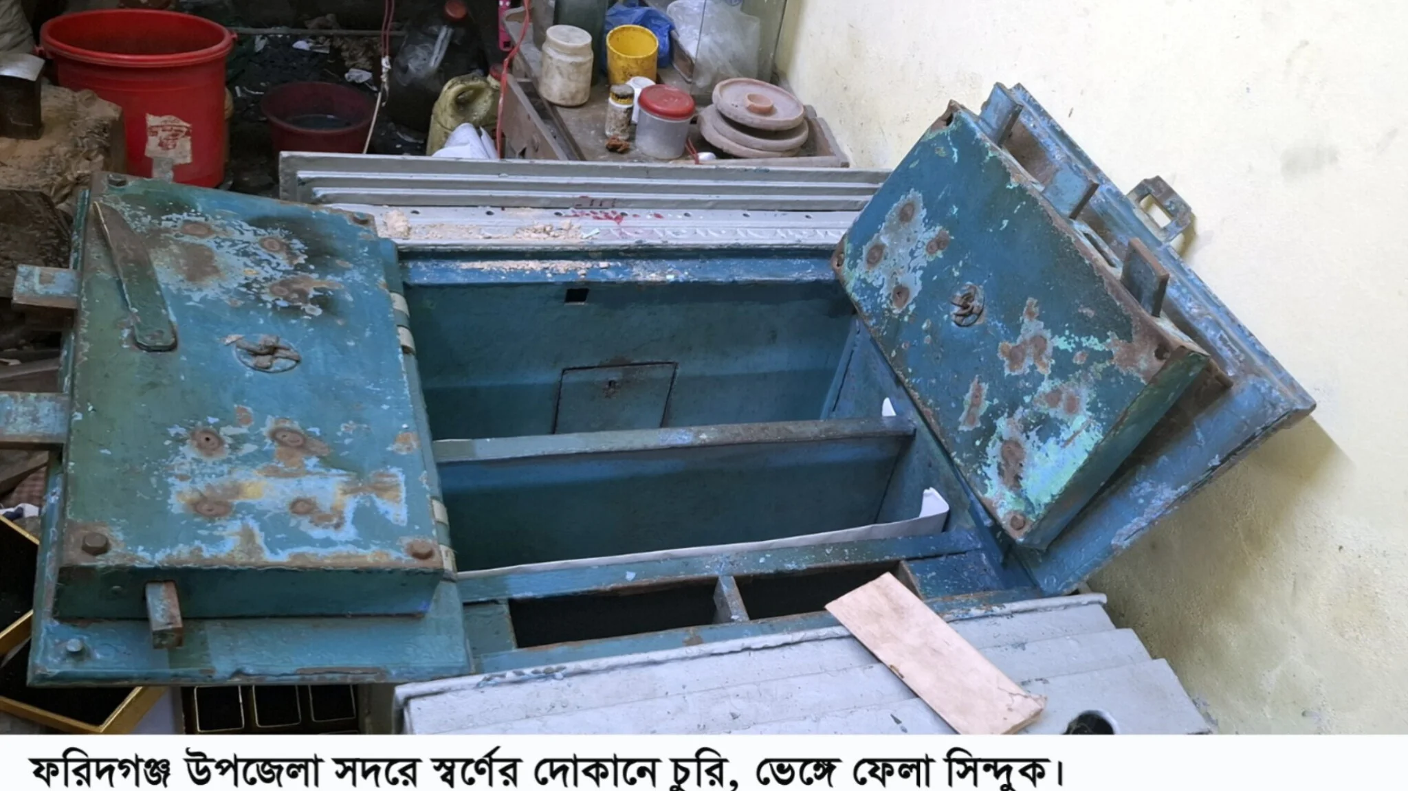 ফরিদগঞ্জে শতভরি স্বর্ণ-রূপা চুরি হওয়ার দাবি ॥ সিন্দুক ভেঙ্গে তছনছ