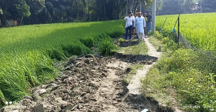 দলবল নিয়ে শত বছরের চলাচলের রাস্তা কাটলেন প্রতিপক্ষ, অর্ধশত পরিবারের ভোগান্তি