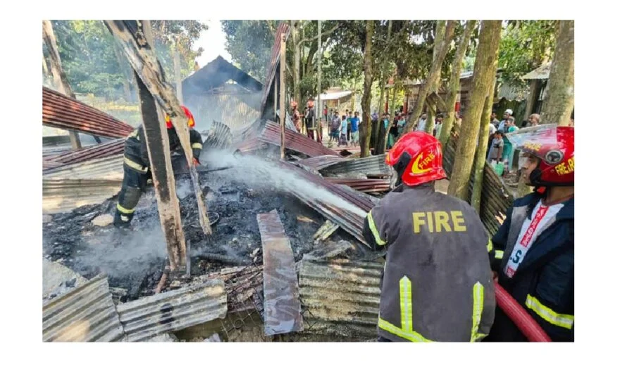 মতলব দক্ষিণে আগুনে পুড়ে বসতঘর ছাই : লক্ষাধিক টাকার ক্ষয়ক্ষতি