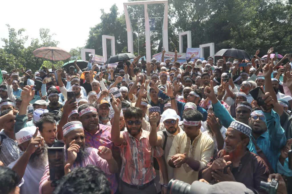 আন্দোলনরত শিক্ষকদের সঙ্গে সংহতি জানাল বিএনপি, শহীদ মিনারে নেতারা