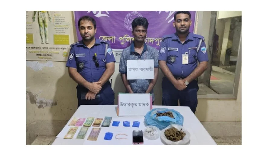 হাজীগঞ্জে যৌথবাহিনীর অভিযানে ৪০০ পিস ইয়াবাসহ মাদক কারবারি আটক