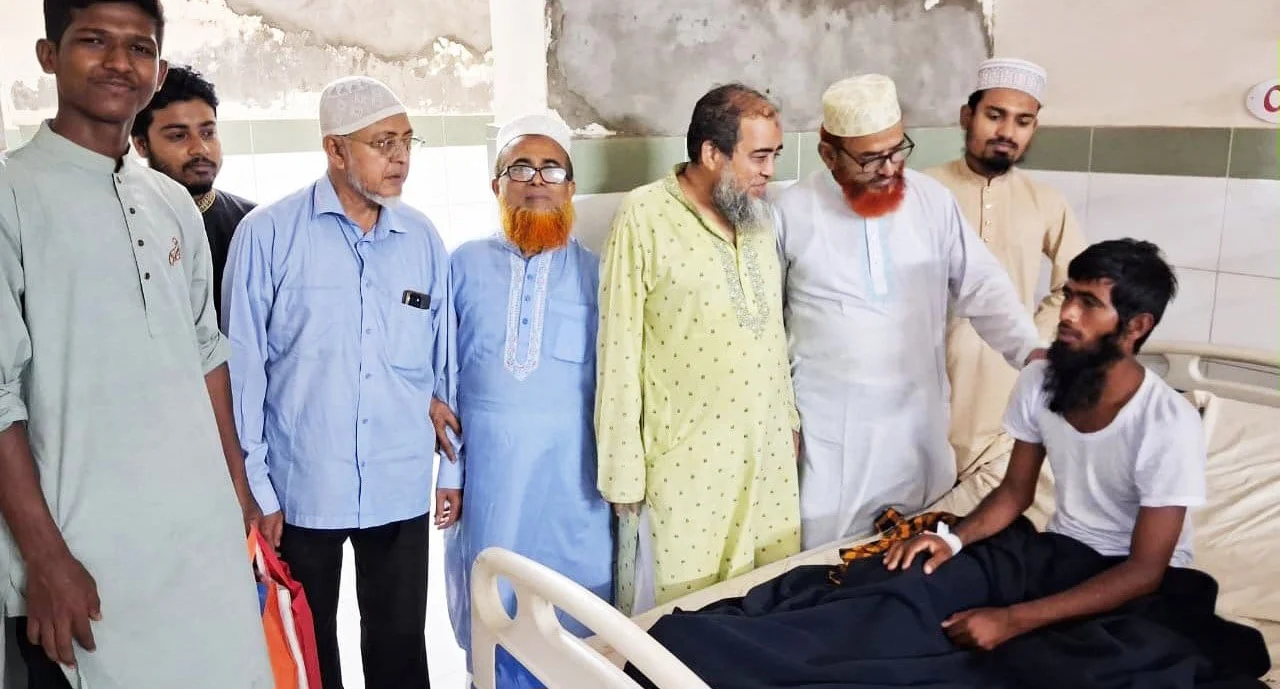 সাপের কামড়ে অসুস্থ নেতাকে দেখতে হাসপাতালে ছুটে গেলেন এমপি প্রার্থী অ্যাড. শাহজাহান মিয়া