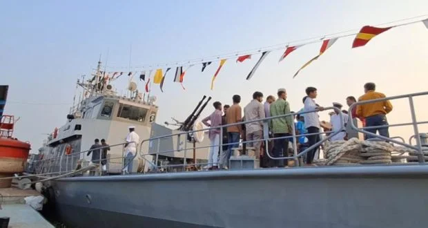 চাঁদপুরে যুদ্ধ জাহাজ ‘অতন্দ্র’ দেখতে দর্শনার্থীদের ভিড়