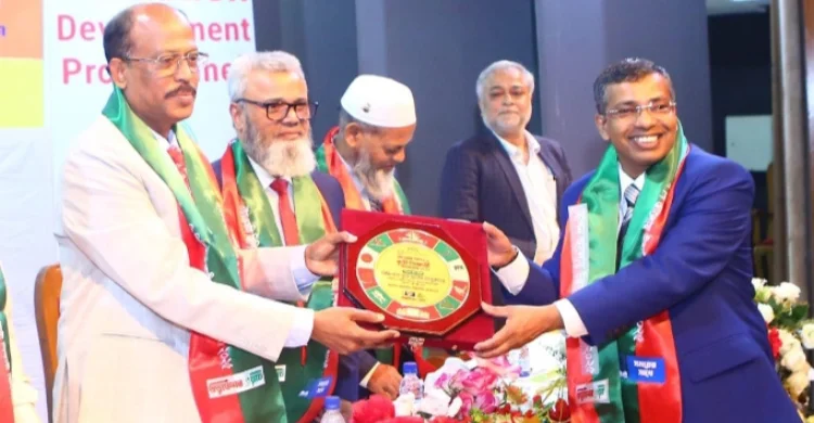 আপন আলোয় উদ্ভাসিত বিশেষ সম্মাননা পেয়েছেন বাংলাদেশ ছাত্রকল্যাণ ট্রাস্টের প্রতিষ্ঠাতা নুরে আলম তালুকদার