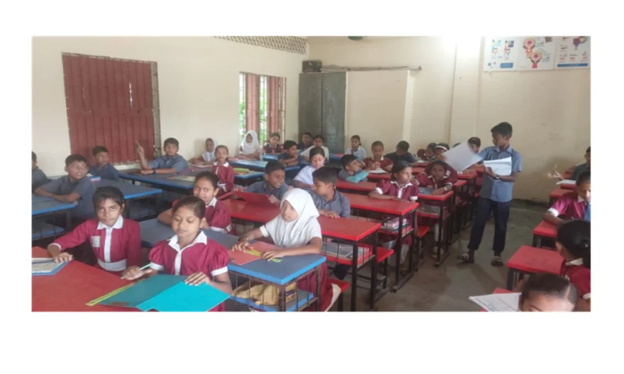 শাহরাস্তিতে প্রাথমিক বিদ্যালয়ে পরীক্ষা নিচ্ছেন অভিভাবক, আয়া ও পিয়নরা!