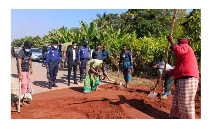 মতলব উত্তরে অবৈধ বালু পরিবহনের পাইপলাইন অপসারণে আদালতের অভিযান