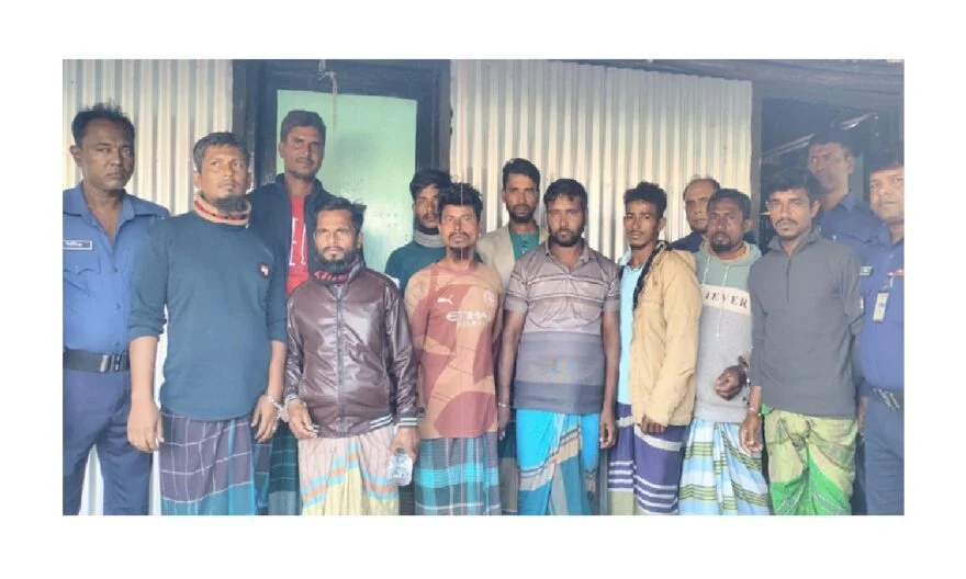 চাঁদপুর নৌ-থানার অভিযানে ১০ জেলে আটক