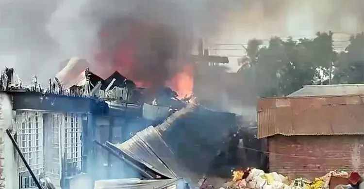 কালির বাজারে পুড়ে যাওয়া দোকান পুনঃনির্মাণে বাধা, নেপথ্যে রাজনৈতিক দাপট