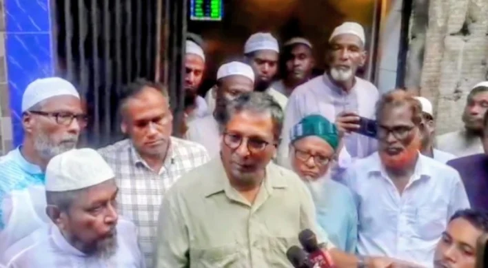 ওয়্যারলেস বাজারে অগ্নিকাণ্ডে ক্ষতিগ্রস্ত এলাকা পরিদর্শনে শেখ ফরিদ আহম্মেদ মানিক এমপি