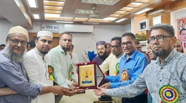 চাঁদপুরে বেসরকারি শিক্ষা প্রতিষ্ঠান শিক্ষক-কর্মচারী অবসর সুবিধা বোর্ডের সচিবকে সংবর্ধনা
