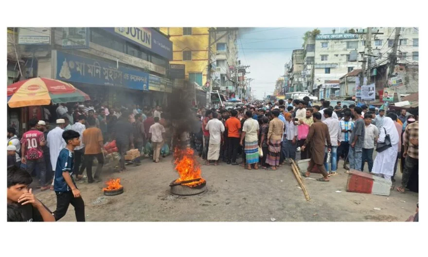 হাজীগঞ্জে টায়ার জ্বালিয়ে ছাত্রদলের একাংশের সড়ক অবরোধ