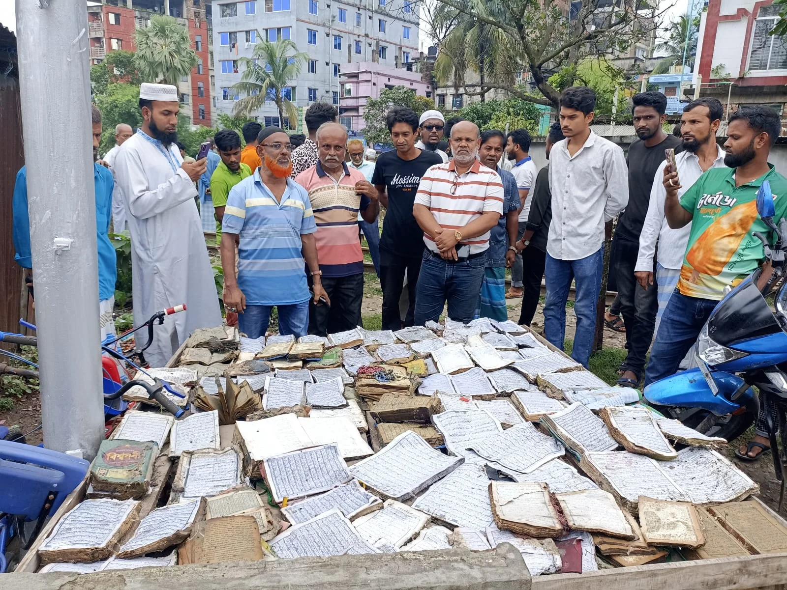 রেলওয়ে লেকের পাড়ের আবর্জনায় মিললো তিন বস্তা কোরআন শরীফ : ক্ষোভ ও উদ্বেগ