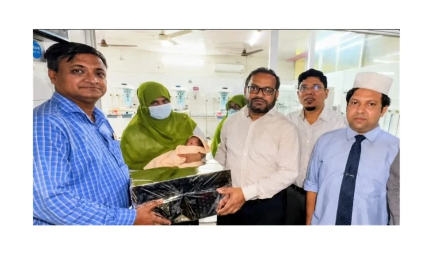 নবজাতকের চিকিৎসার দায়িত্ব নিলেন চাঁদপুর জেলা প্রশাসক আহমেদ জিয়াউর রহমান