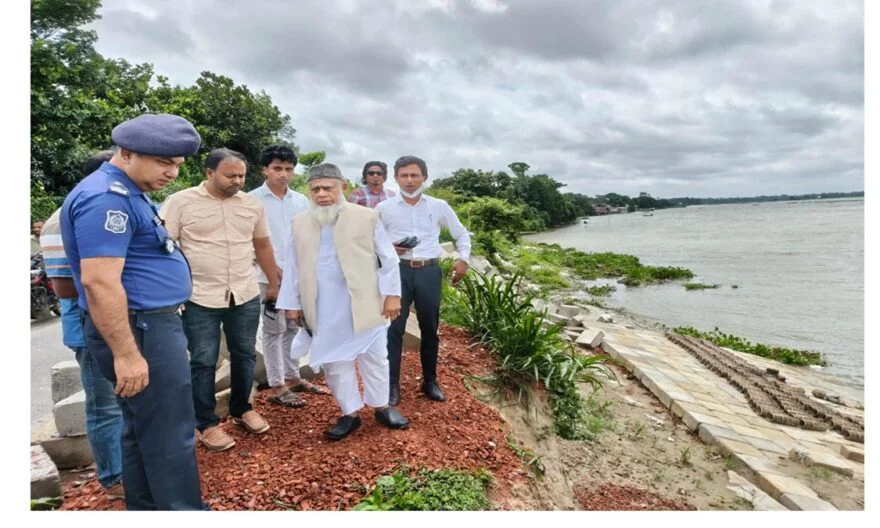 মেঘনা-ধনাগোদা সেচ প্রকল্পের বেড়িবাঁধ রক্ষায় উন্নয়ন কাজ পরিদর্শনে ড. জালাল উদ্দিন এমপি