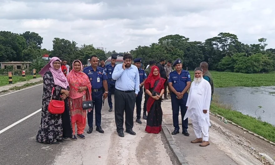 মতলব সেতুর ক্ষতিগ্রস্থ স্থান পরিদর্শণে ড. মোহাম্মদ জালাল উদ্দিন এমপি