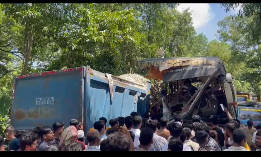শাহরাস্তিতে বাস-ড্রাম ট্রাক সংঘর্ষে দুই চালকসহ ৩ জন নিহত : আহত ১৫