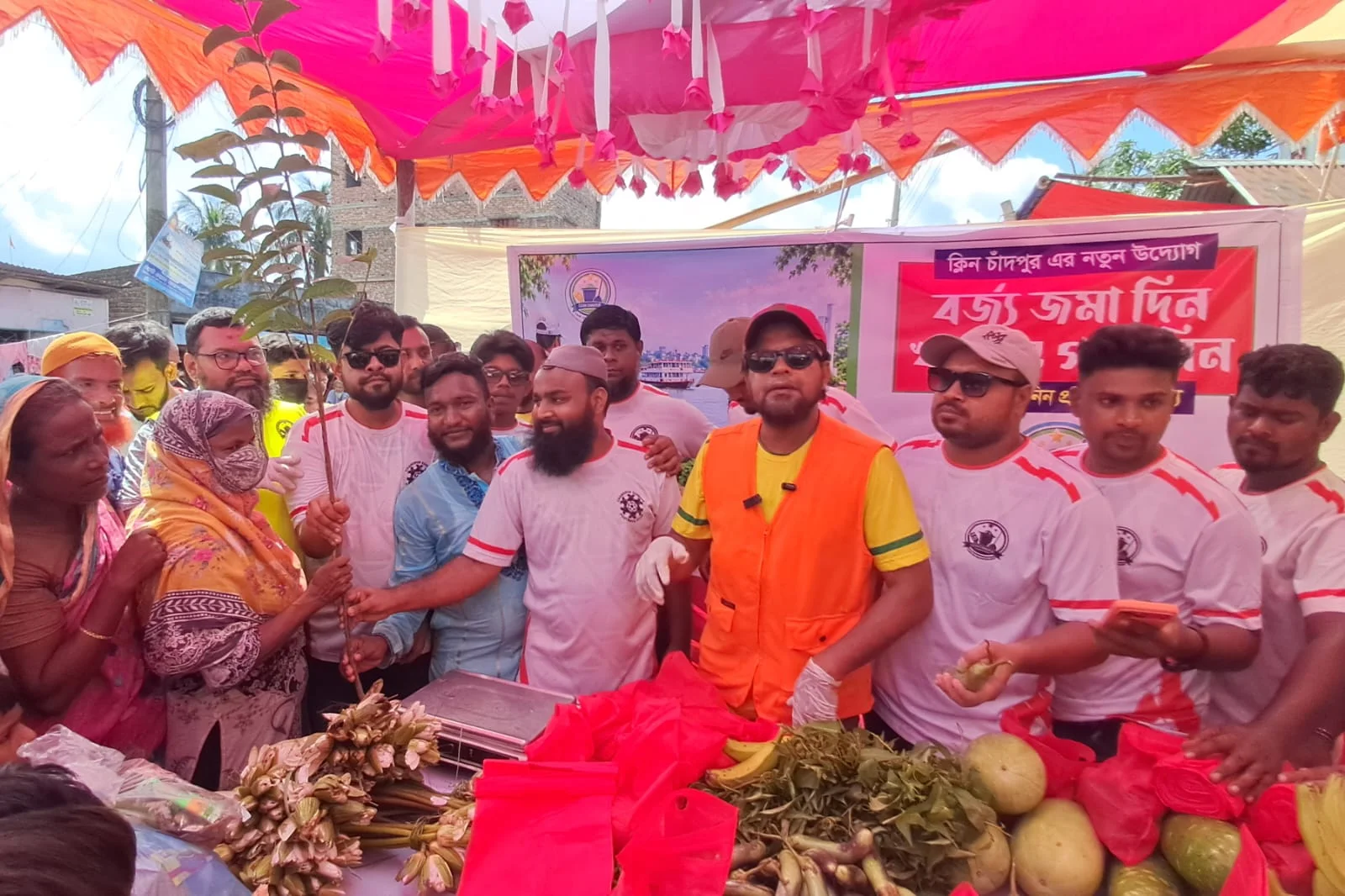 পরিচ্ছন্ন শহর গড়তে ‘ক্লিন চাঁদপুর’-এর ব্যতিক্রমী উদ্যোগ : বর্জ্য জমা দিলেই উপহার!