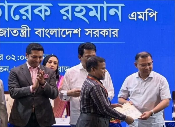 ‘গুণী শিক্ষক হিসেবে প্রধানমন্ত্রীর হাত থেকে সম্মাননা গ্রহণ করলেন আমিনুল ইসলাম