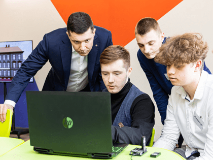 Губернатор Алиханов вник в деятельность «Движения первых»