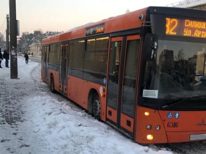 В Калининграде водитель автобуса резко вошел в поворот, пожилая пассажирка получила травмы (фото)