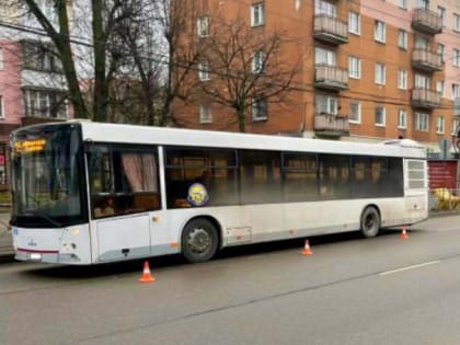 82-летняя пассажирка упала, выходя из автобуса на Ленинском проспекте