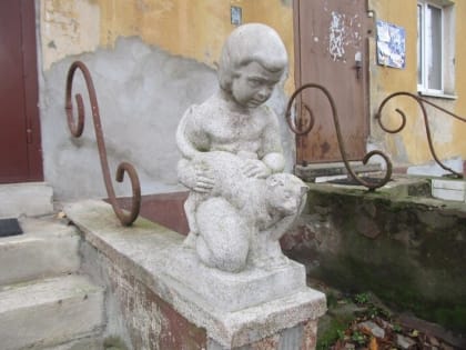 Ухо отломалось, но люди сберегли: калининградцы помогли починить многострадальную фигуру кошки на Коммунальной