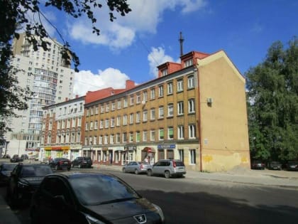Балконы, кронштейны и медальоны: в этом году отреставрируют исторический дом на Багратиона (фото)