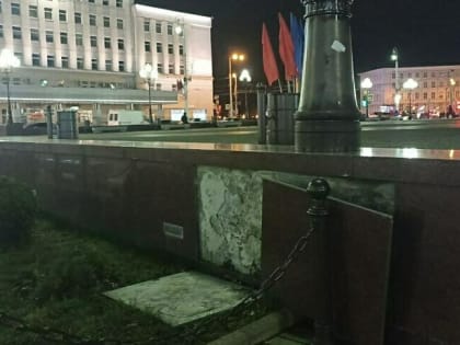 С парапета на площади Победы отвалились гранитные плиты (фото)