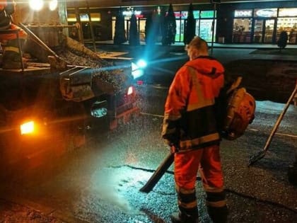 Морозы не помеха: в Калининграде нашли способ латать ямы на дорогах с помощью литого асфальта