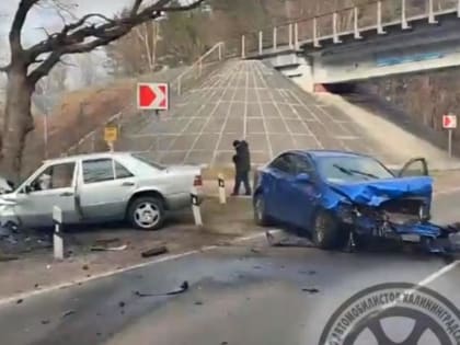 Возле Калининграда у кладбища столкнулись три авто. Момент аварии снял регистратор