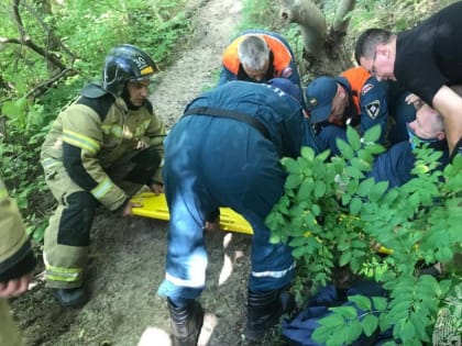 У замка «Бальга» упал с обрыва мужчина, ему потребовалась помощь спасателей МЧС (фото)