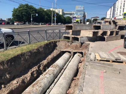 Напротив Дома Советов меняют трубопровод брежневского периода