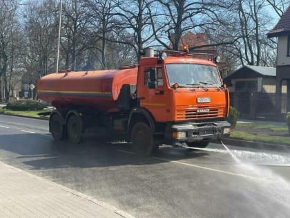 Администрация: в Калининграде улицы начали отмывать шампунем от зимней грязи
