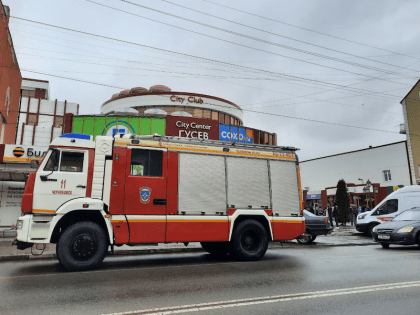 В Гусеве из-за пожара на складе магазина эвакуировали 100 посетителей ТЦ «Сити центр Гусев» (фото)