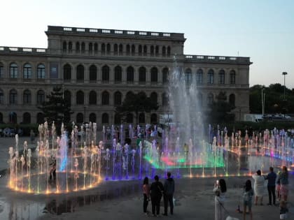 Фонтан в сквере 70-летия Калининградской области опять нужно чистить, поэтому сегодня до 17 часов он не будет работать.