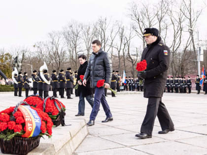 Губернатор Калининградской области возложил цветы к мемориалу 1200 воинам-гвардейцам