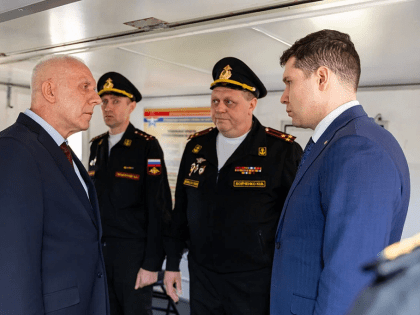 В Калининграде полпред в СЗФО посетил мобильный пункт отбора на военную службу