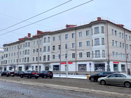 Приступили к установке исторических дверей на проспекте Мира, 53-55
