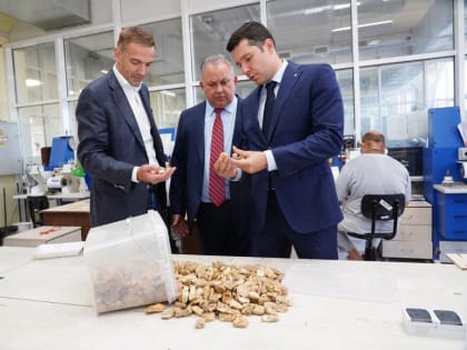 Алиханов в компании замминистра промышленности и торговли весь день трогал камни и корабли