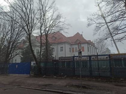 Рядом со сквером Тельмана в Калининграде реконструируют бывшее здание банка (фото)