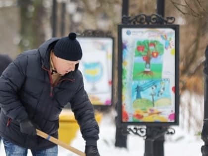 Сотрудники мэрии и муниципальных предприятий вышли на уборку снега в Калининграде (фоторепортаж)
