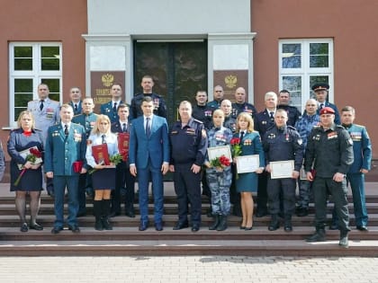 Алиханов вручил награды росгвардейцам