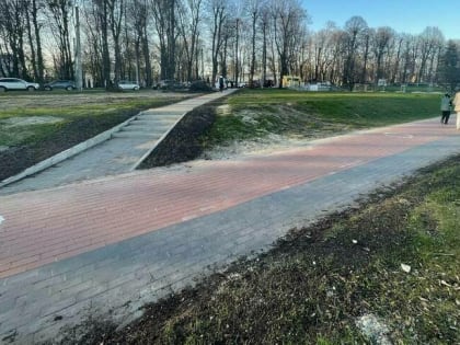 На Верхнем озере к велодорожке добавили тротуар для пешеходов (фото)